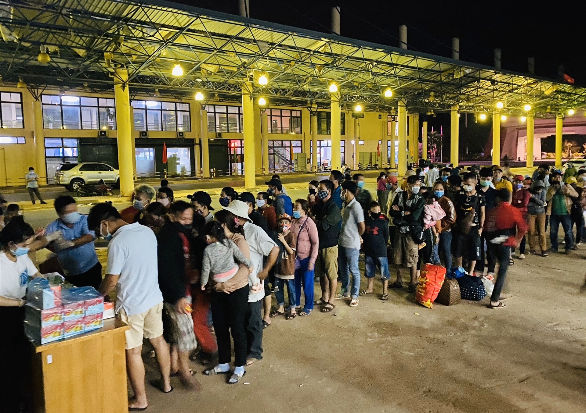 Hàng dài người nhập cảnh trong đêm 25.3 tại Cửa khẩu Quốc tế Lao Bảo.
