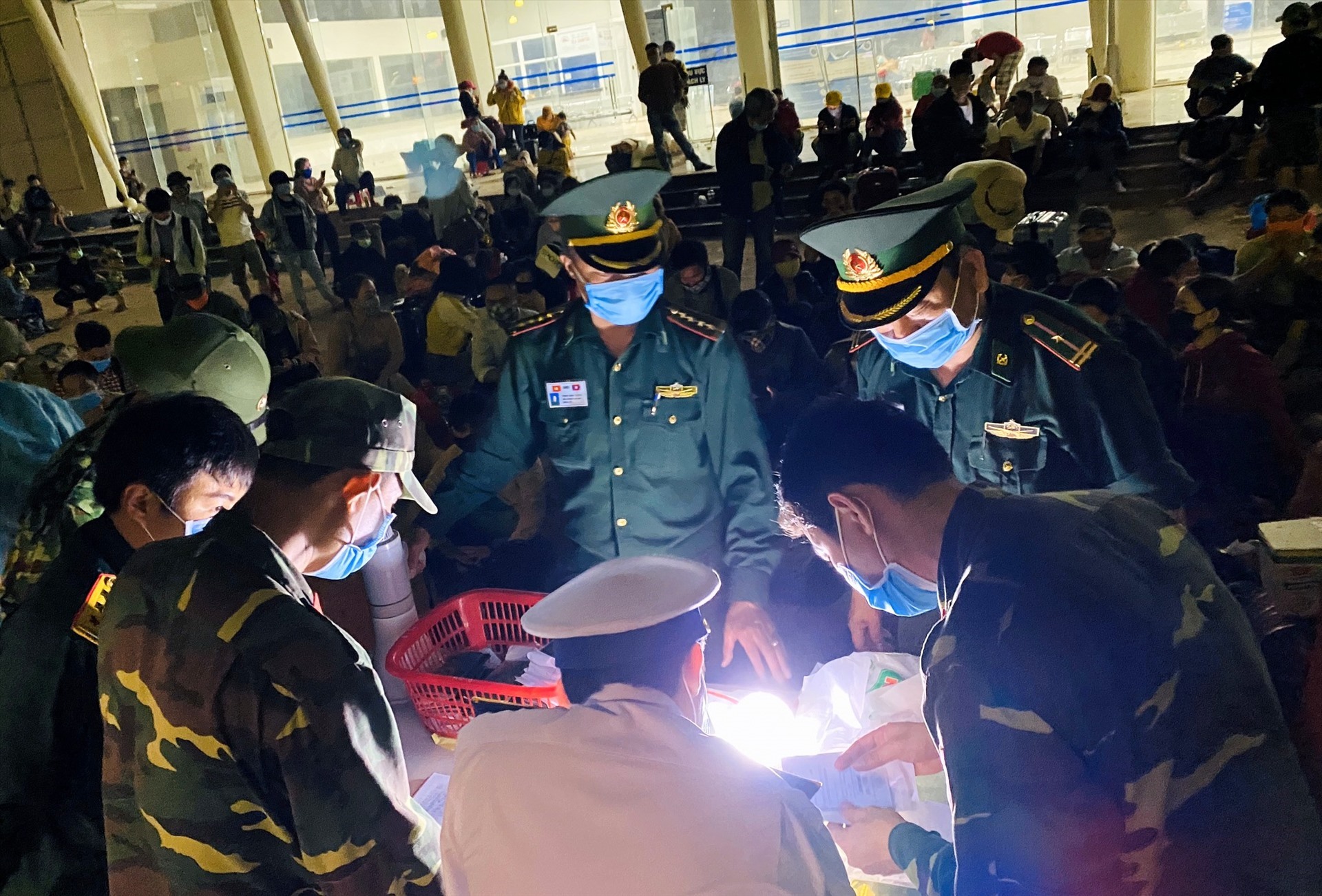Làm việc từ 7h sáng, nhưng đến hơn nửa đêm các lực lượng ở Cửa khẩu Quốc tế Lao Bảo vẫn phải chong đèn làm việc, đợi người dân được đưa về các khu cách ly tập trung mới hoàn thành công việc.