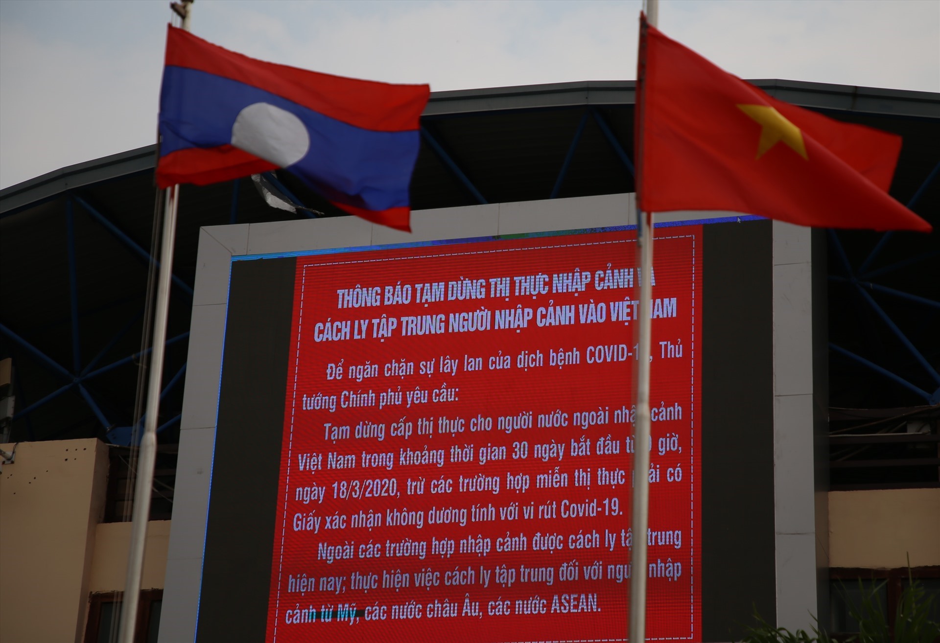 Ở khu vực Cửa khẩu Quốc tế Lao Bảo, thông báo về việc dừng thị thực nhập cảnh và cách ly tập trung người nhập cảnh vào Việt Nam được thông báo liên tục bằng loa và các biểu ngữ.