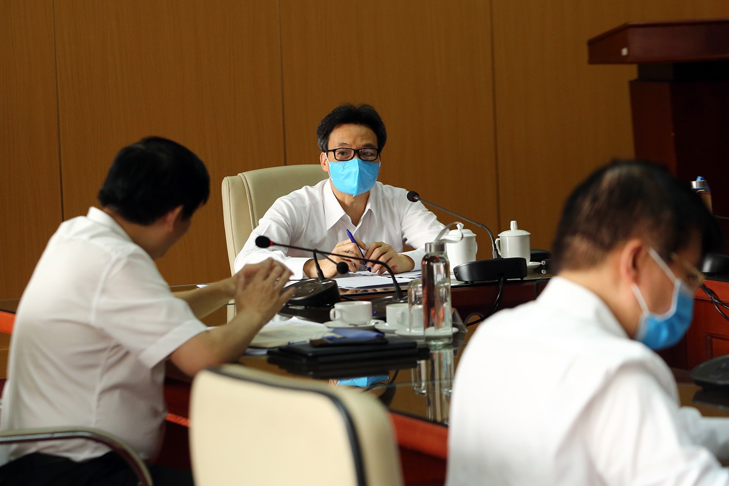 Phó Thủ tướng Vũ Đức Đam nghe lãnh đạo Bộ Y tế báo cáo. Ảnh: VGP/Đình Nam