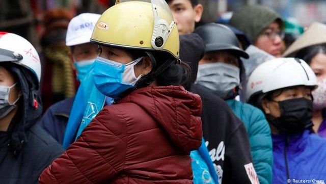 Người dân Việt Nam tuân thủ quy định và phần lớn cũng tự nguyện đeo khẩu trang đi ra đường nhằm hạn chế khả năng lây nhiễm COVID-19 (ảnh: Reuters)