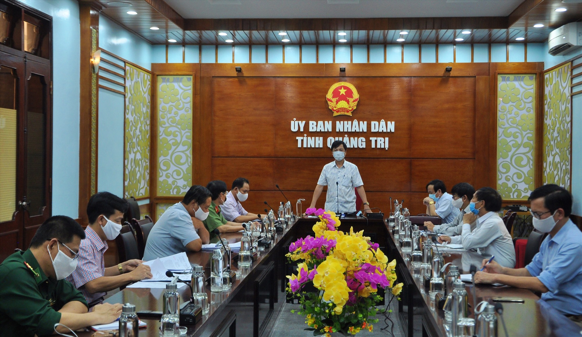Phó Chủ tịch UBND tỉnh Hoàng Nam chỉ đạo các cơ quan, đơn vị giảm thiểu tối đa hoạt động hội họp không cần thiết - Ảnh: Q.H​