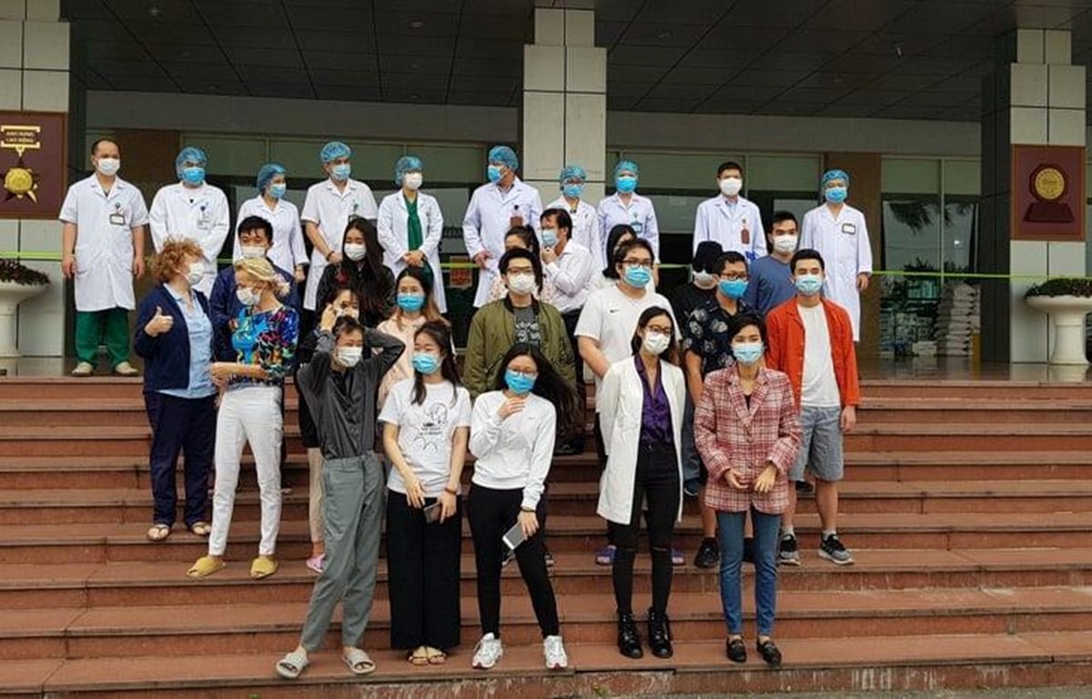 Niềm vui của 27 bệnh nhân khi được các bác sĩ chữa khỏi bệnh ngày 30/3. (Ảnh: PV/Vietnam+)