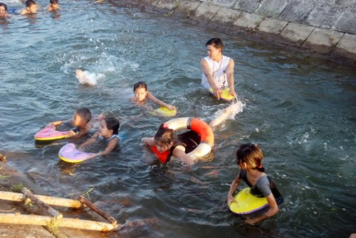 Đoàn Thanh niên ở Hải Lăng dạy bơi miễn phí cho trẻ