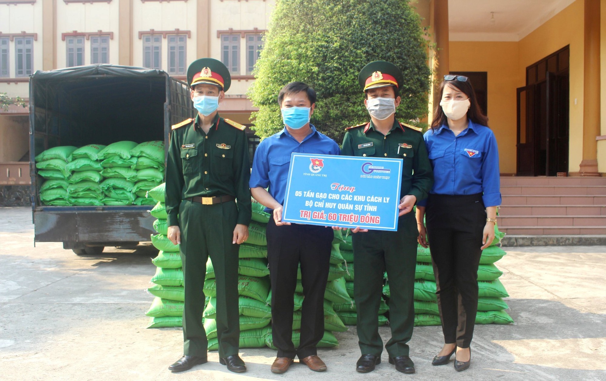 Tỉnh đoàn Quảng Trị tặng 5 tấn gạo cho Bộ Chỉ huy quân sự tỉnh
