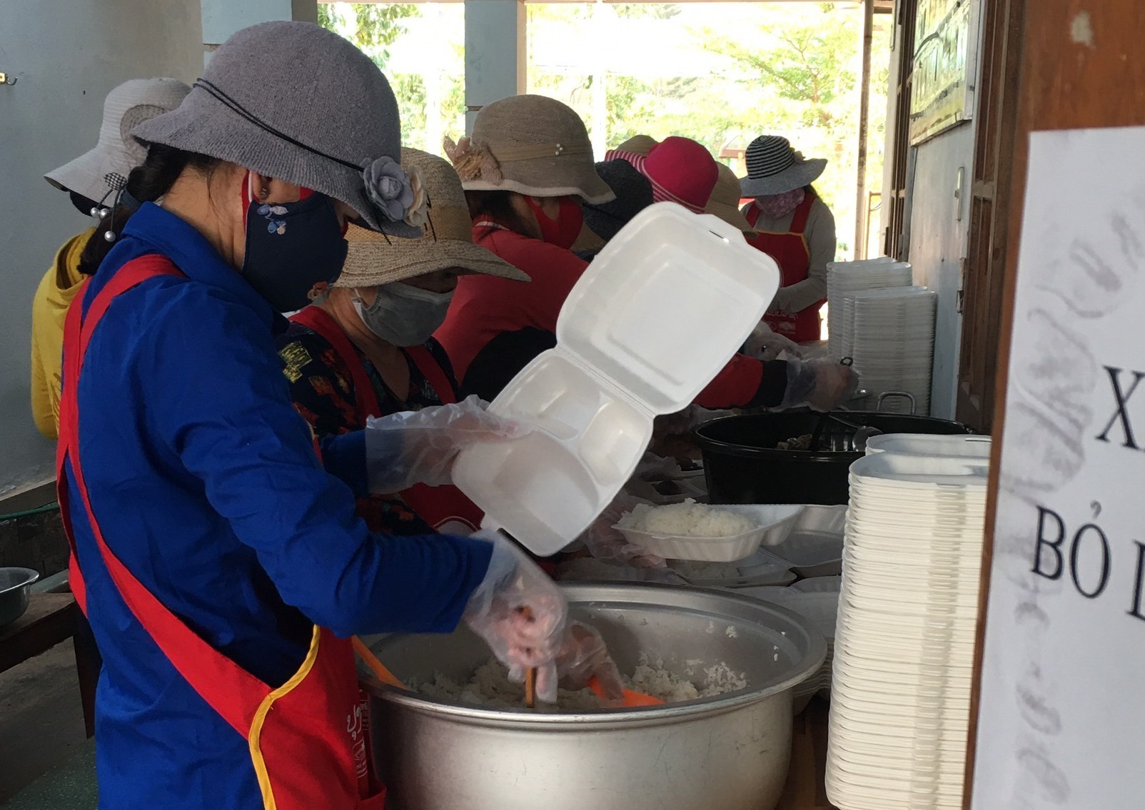 Giáo viên của Trường Mầm non Lao Bảo tự nguyện đến trường để phục vụ việc nấu ăn cho người được cách ly.