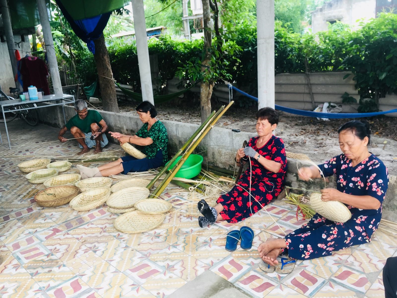 Một số gia đình ở làng Phước Thị, Gio Mỹ, huyện Gio Linh vẫn gìn giữ nghề đan lát cổ truyền