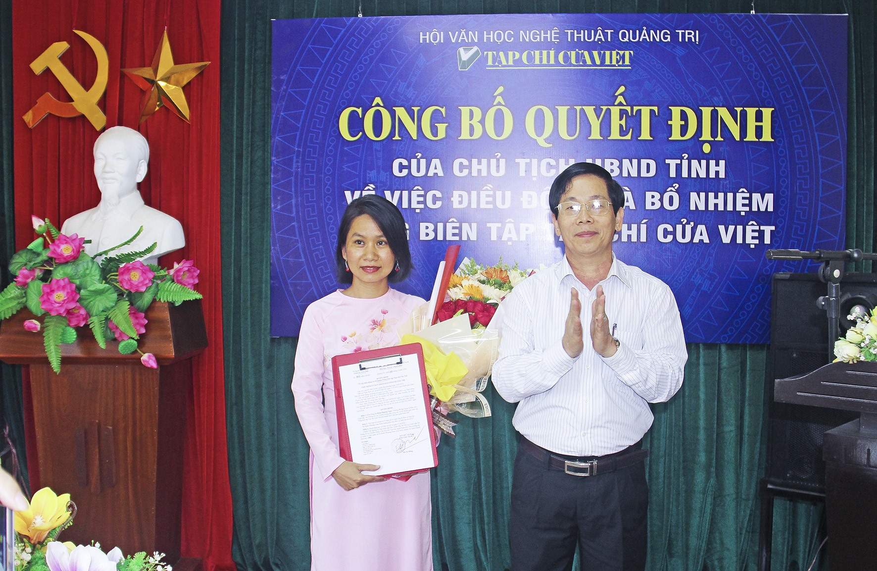 Giám đốc Sở Nội vụ Hồ Ngọc An trao quyết định bổ nhiệm bà Đoàn Phương Nam làm Tổng Biên tập Tạp chí Cửa Việt -Ảnh: H.C.D​