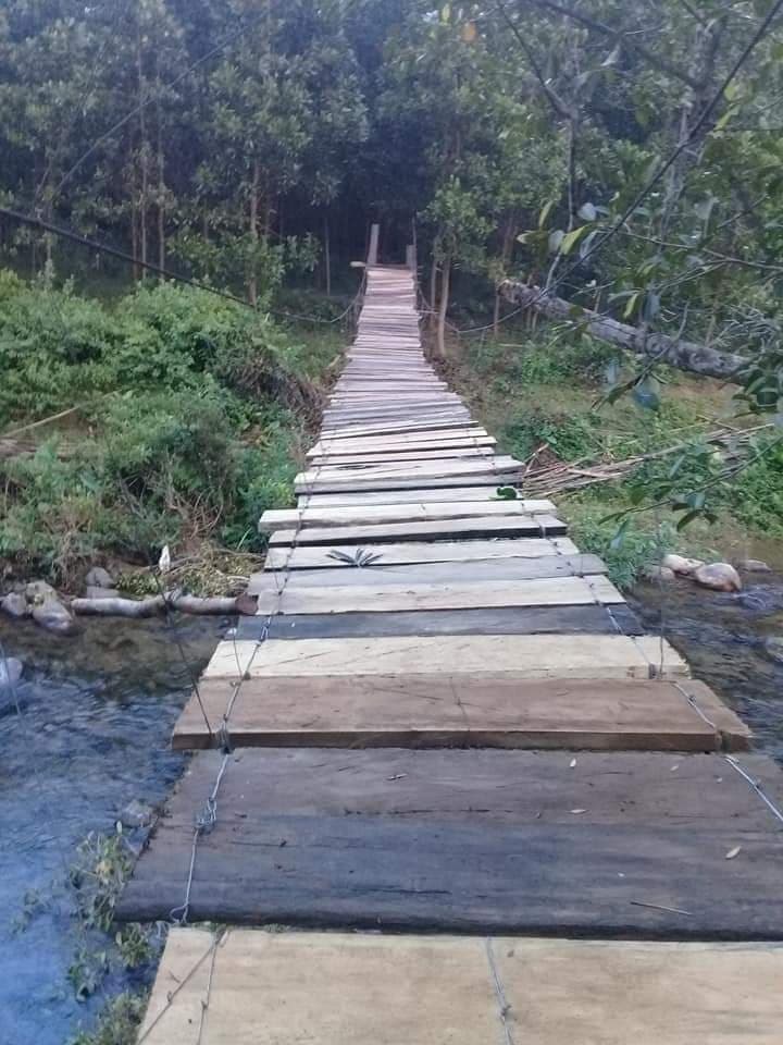 Đồng bào dân tộc Vân Kiều thôn Tà Lao (xã Tà Long, huyện Đakrông, tỉnh Quảng Trị) từ nội lực cộng đồng đã làm được chiếc cầu.