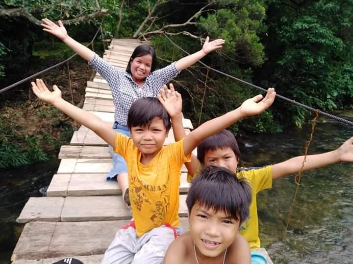 Người dân dồng bào dân tộc Vân Kiều thôn Tà Lao (xã Tà Long, huyện Đakrông, tỉnh Quảng Trị) vui mừng khi làm xong chiếc cầu.