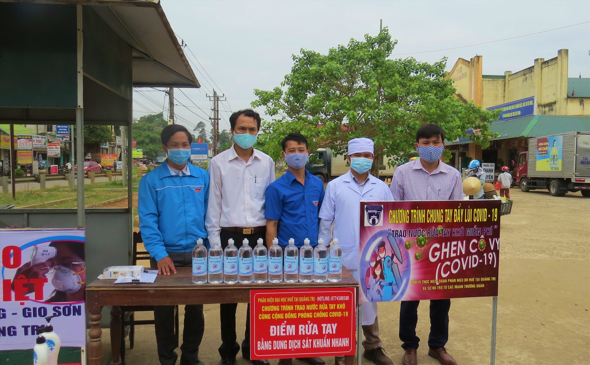 Đại diện Phân hiệu Đại học Huế tại Quảng Trị trao nước rửa tay khô phòng, chống COVID-19 tại Chợ Nam Đông, huyện Gio Linh - Ảnh: Q.H​