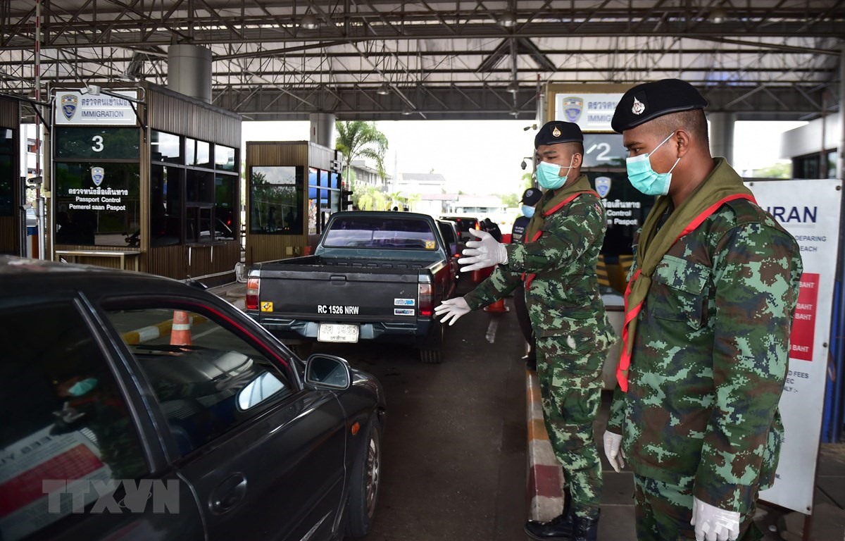 Binh sĩ kiểm tra các phương tiện qua lại tại một trạm kiểm soát ở tỉnh Narathiwat, Thái Lan. (Ảnh: AFP/TTXVN)