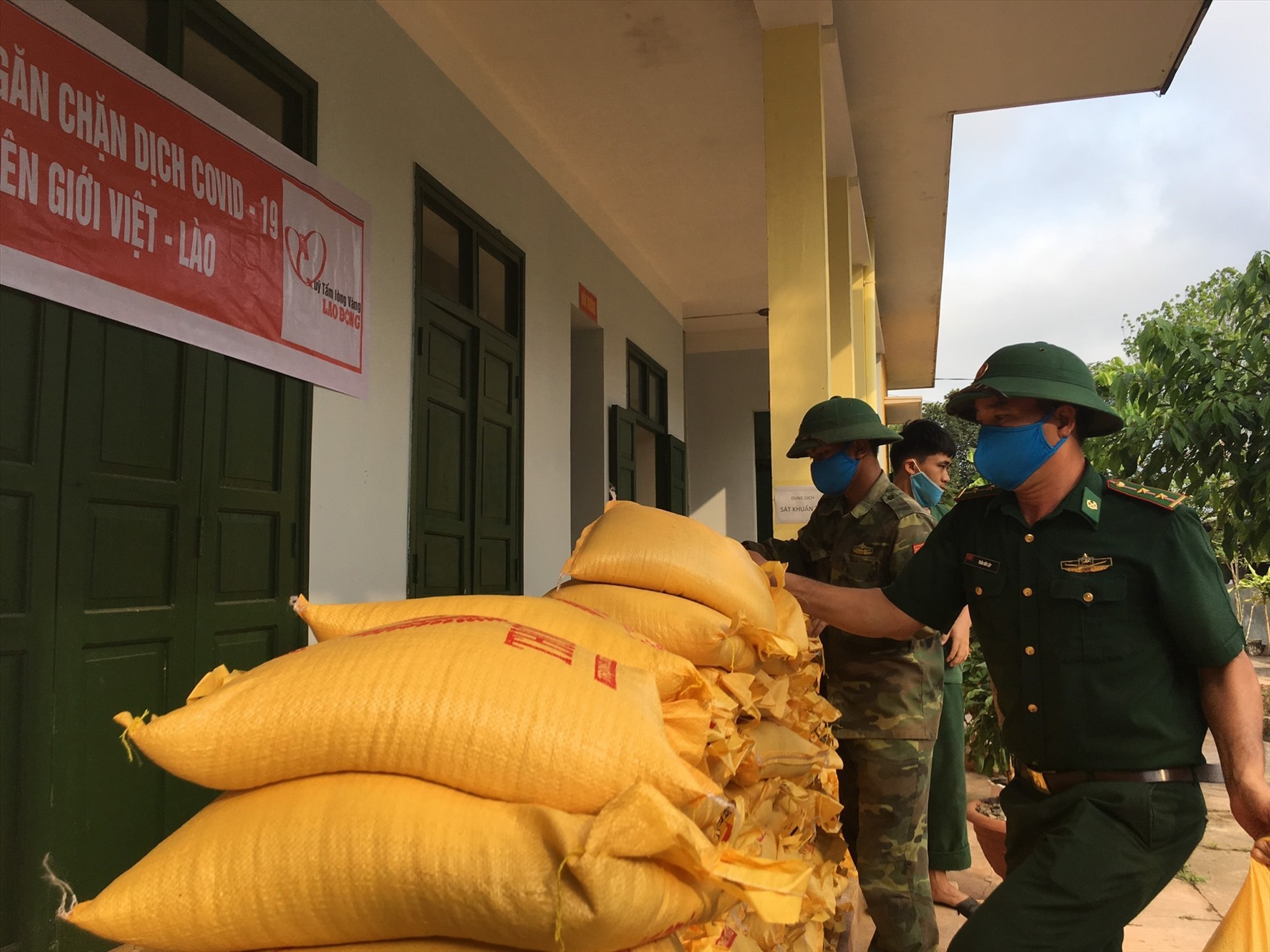 Gạo Tấm lòng vàng Lao Động ủng hộ đồng bào biên giới Việt - Lào (ngày 10.4.2020). Ảnh: Yên Mã Sơn