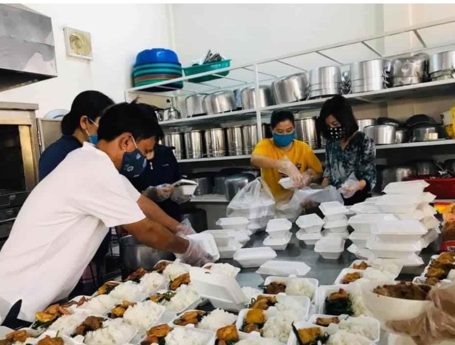 Giáo viên Trường Tiểu học Hàm Nghi chuẩn bị bữa ăn cho người ở khu vực cách ly. Ảnh: MH