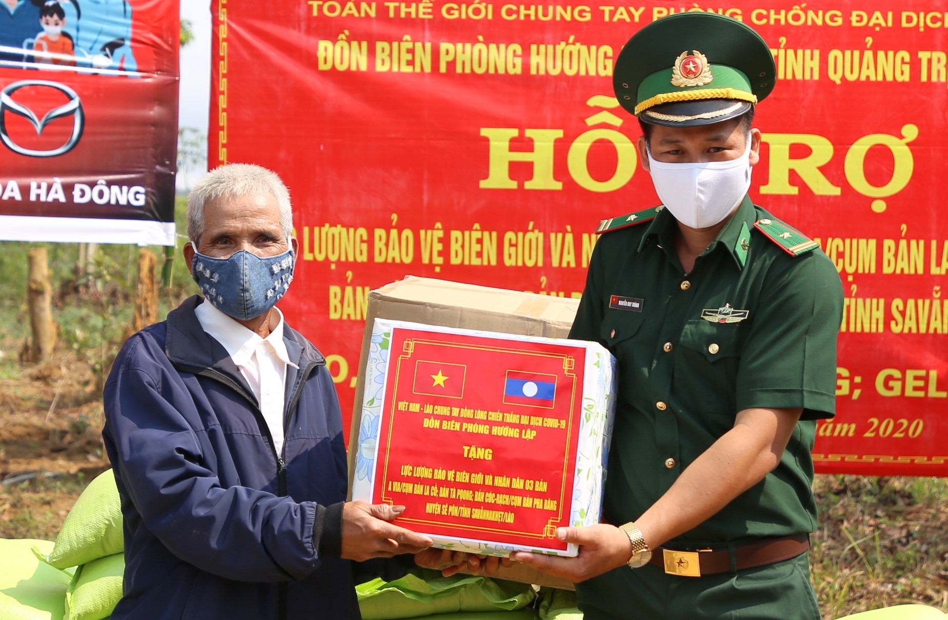 1 tấn gạo cũng được trao cho người dân 3 bản A Via (cụm bản La Cồ), Tà Pọong, Cóc Rạc (thuộc cụm bản Pha Băng) của huyện Sê Pôn, tỉnh Savanakhet, Lào.