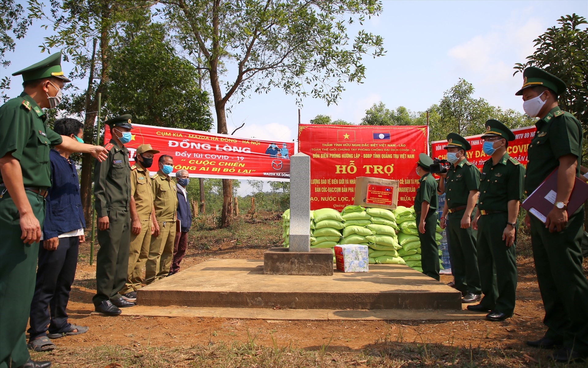 Vào ngày 12.4, tại khu vực biên giới Việt - Lào ở tỉnh Quảng Trị, lãnh đạo Biên phòng Quảng Trị, Đồn Biên phòng Hướng Lập đã tổ chức tặng quà cho lực lượng bảo vệ biên giới nước tiếp giáp và người dân Lào ở dọc biên.