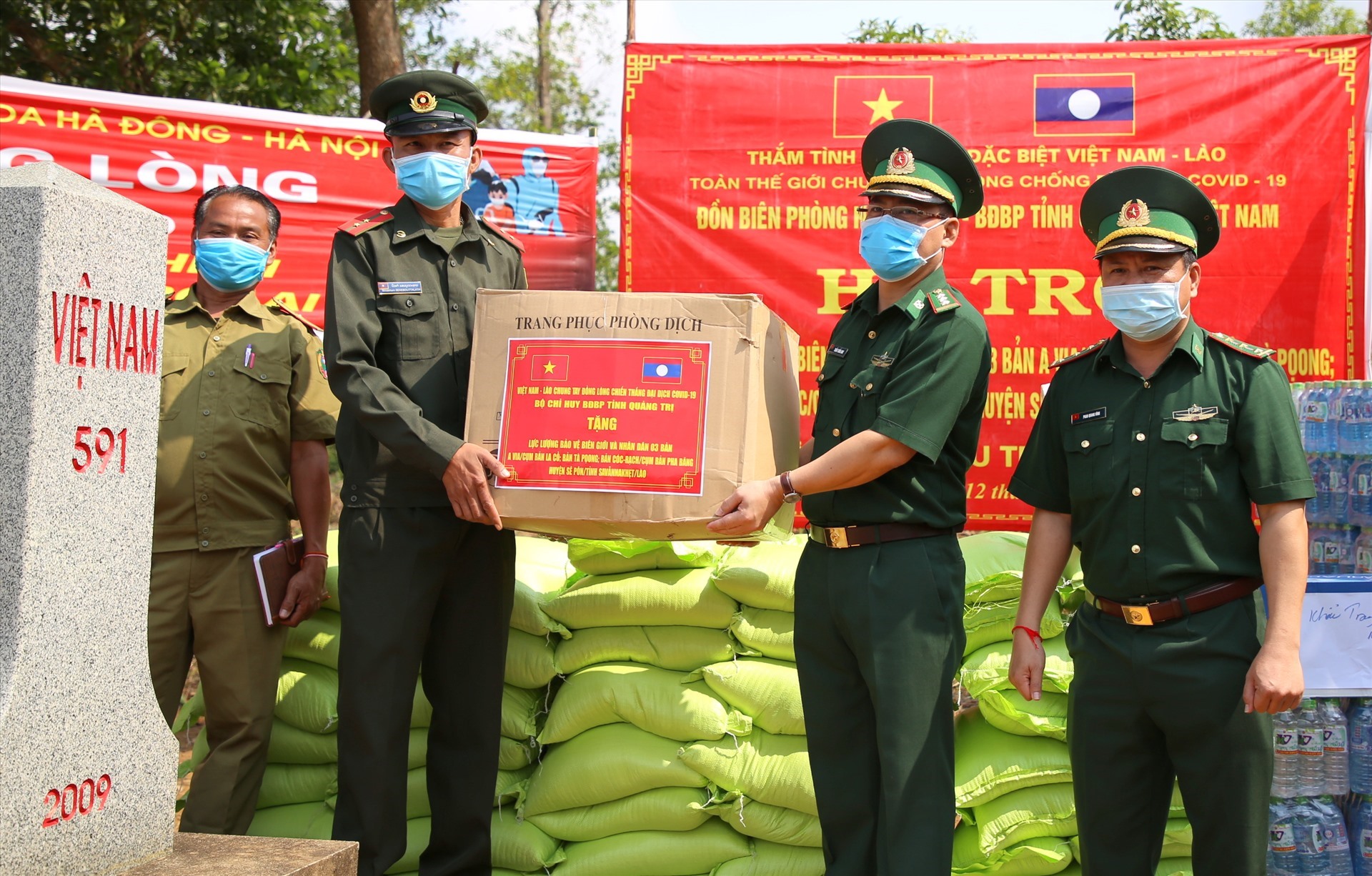 Cùng với số vật tư y tế, là 500kg gạo được hỗ trợ cho các lực lượng làm công tác phòng dịch COVID-19 dọc biên tiếp giáp với các xã do Biên phòng Hướng Lập quản lý.