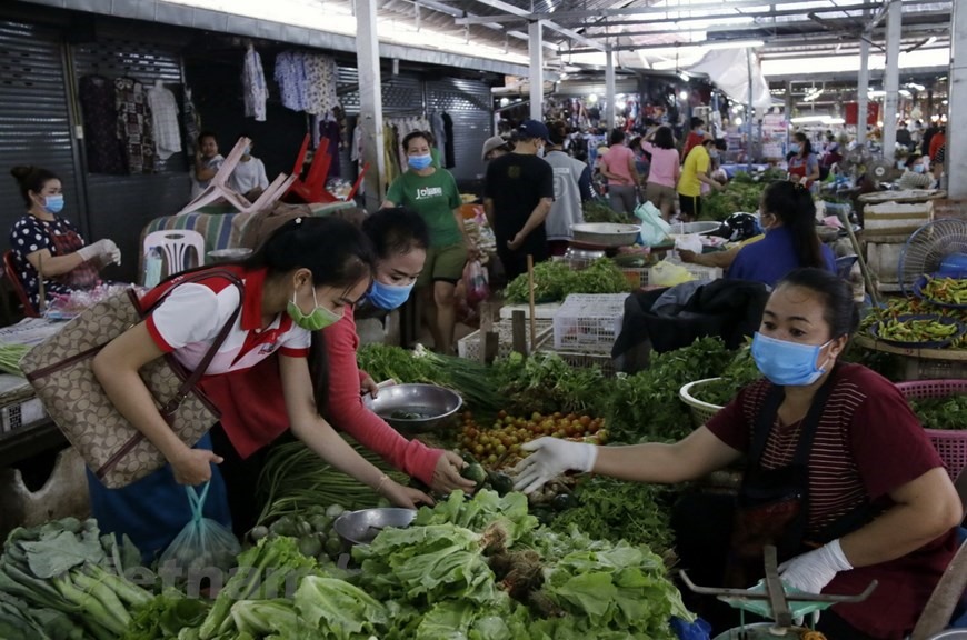 Các chợ tại thủ đô Viêng Chăn vẫn hoạt động bình thường và người dân đều tuân thủ quy định đeo khẩu trang.