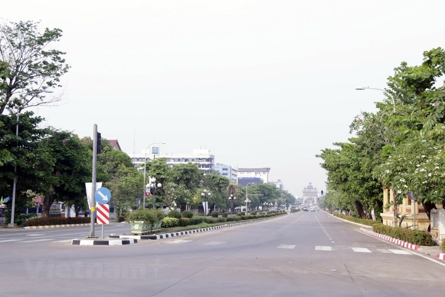 Đại lộ Lansang ở trung tâm thủ đô Viêng Chăn vắng bóng người và phương tiện dù đang trong dịp Tết cổ truyền của Lào.