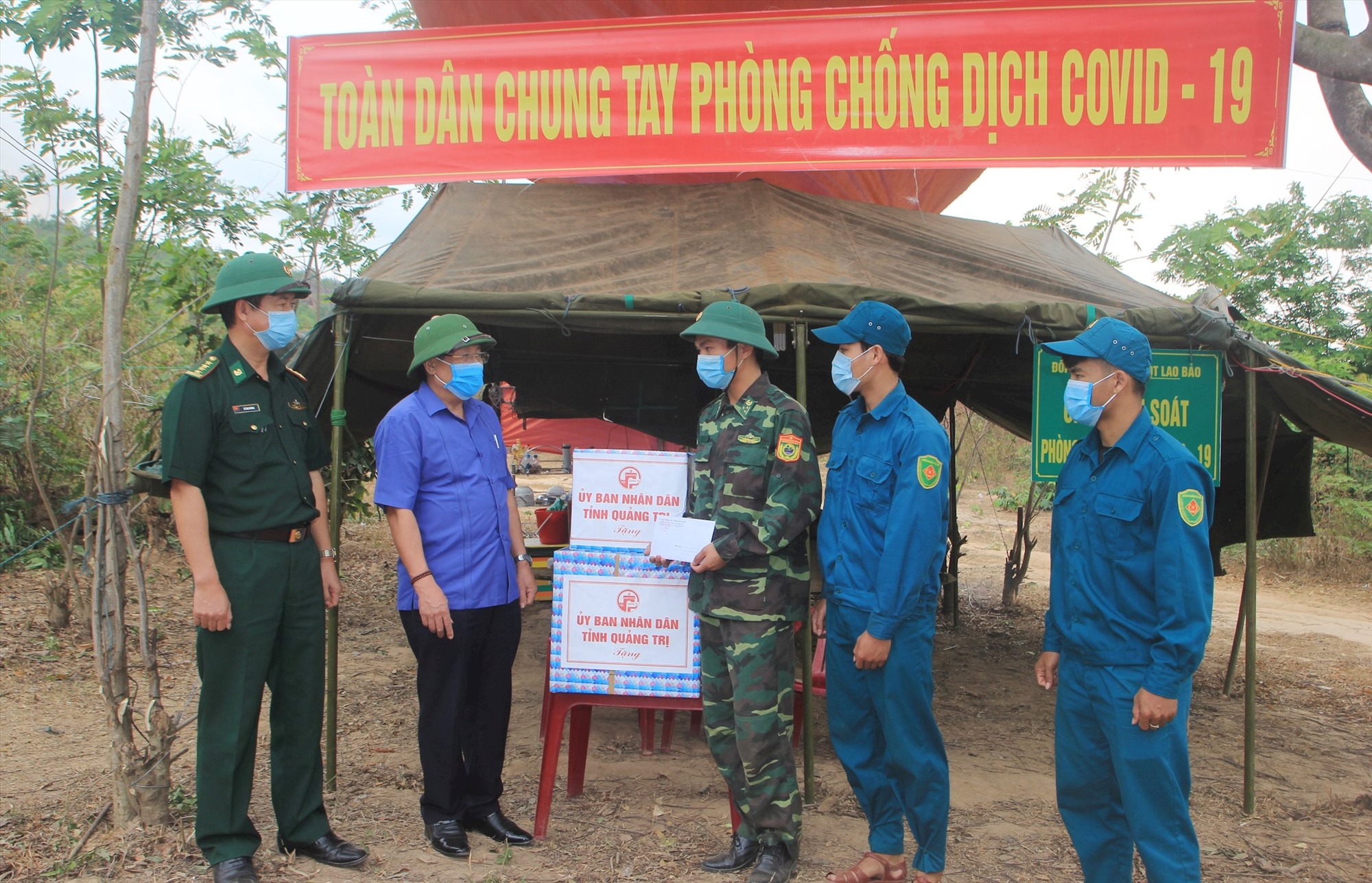 Lãnh đạo tỉnh Quảng Trị trao quà hỗ trợ cho lực lượng chức năng thực hiện công tác phòng chống dịch COVID- 19 tại khu vực biên giới
