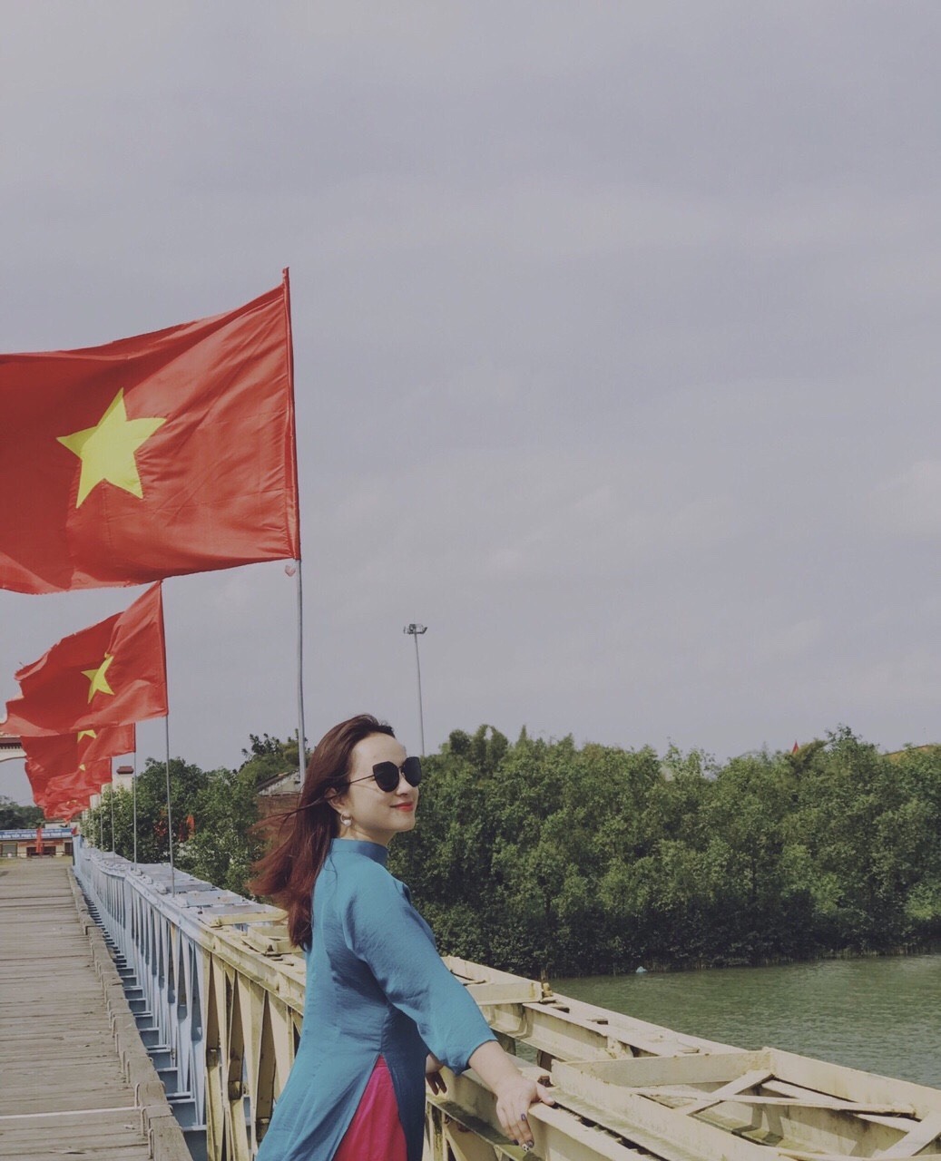 Ca sĩ Gia Hân chụp tại cầu Hiền Lương. Ảnh: Nhân vật cung cấp