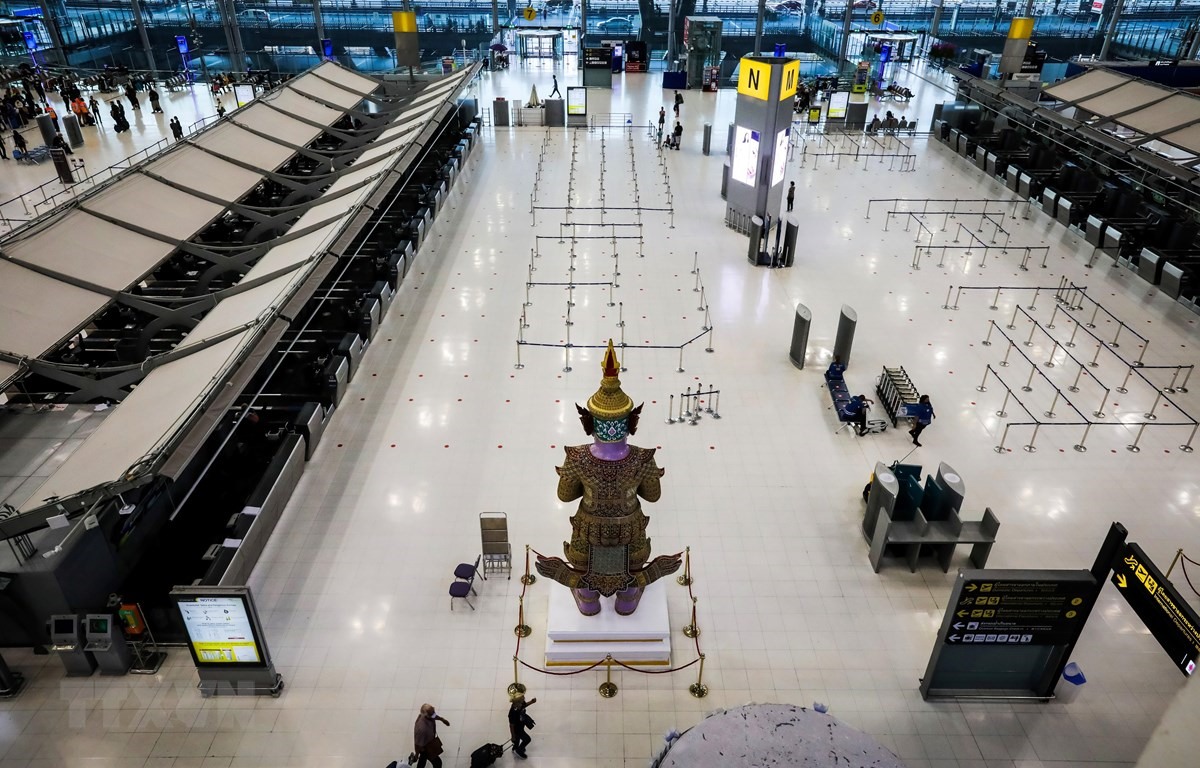 Cảnh vắng vẻ tại nhà chờ của sân bay Suvarnabhumi ở Bangkok, Thái Lan ngày 3/4/2020, trong bối cảnh Chính phủ ban bố lệnh cấm các chuyến bay chở khách nhập cảnh nhằm ngăn ngừa dịch COVID-19 lây lan. (Nguồn: AFP/TTXVN)