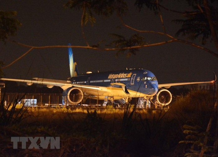 Chuyến bay VN9054 từ Italy chở 60 hành khách hạ cánh xuống sân bay quốc tế Đà Nẵng. (Ảnh: Văn Dũng/TTXVN)