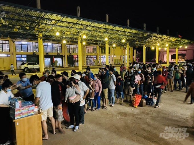 Dòng người chờ làm thủ tục nhập cảnh từ Lào về Việt Nam trước giờ đóng cửa biên giới. Ảnh: Công Điền.