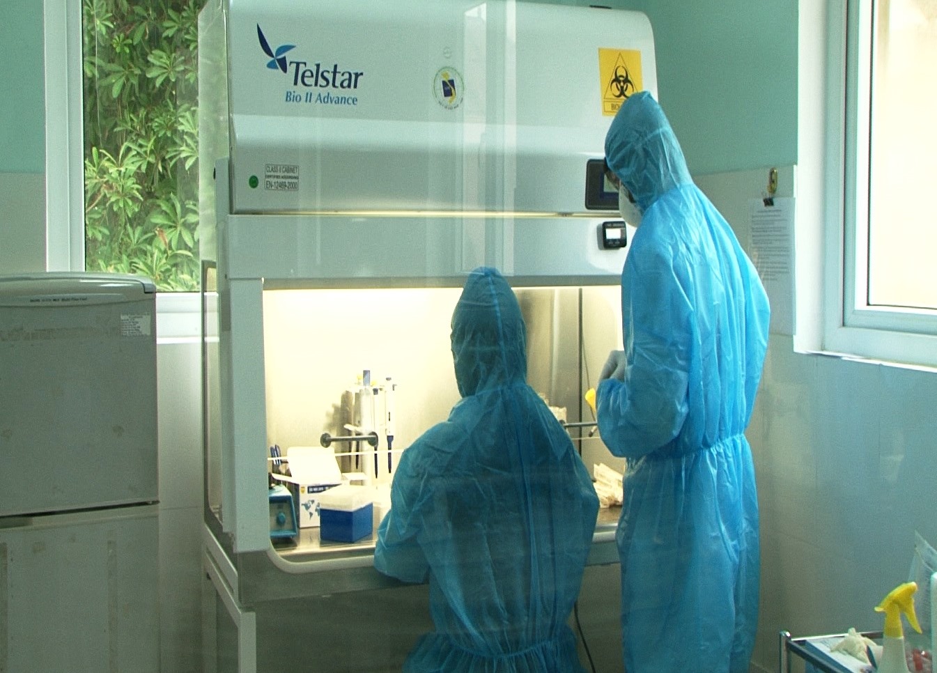 Hệ thống xét nghiệm SARS- CoV-2 đi vào hoạt động tại Trung tâm Kiểm soát bệnh tật tỉnh - Ảnh: T.L