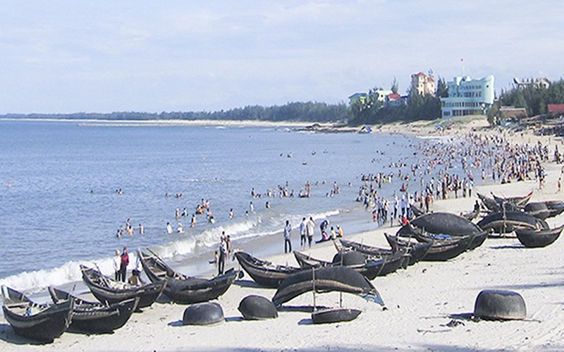 Huyện Vĩnh Linh nỗ lực khôi phục phát triển ngành du lịch tại bãi biển Cửa Tùng như trước năm 2005. Ảnh: NĐ