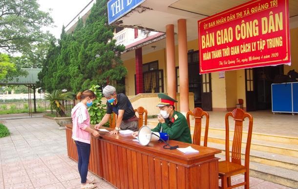 Đại diện Phòng Y tế huyện Hải Lăng trao giấy chứng nhận cho các công dân hoàn thành thời gian cách ly-Ảnh: Tài Tuyến​