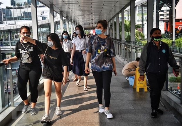 Người dân đeo khẩu trang phòng lây nhiễm COVID-19 tại Bangkok, Thái Lan. ( Ảnh: AFP/TTXVN)