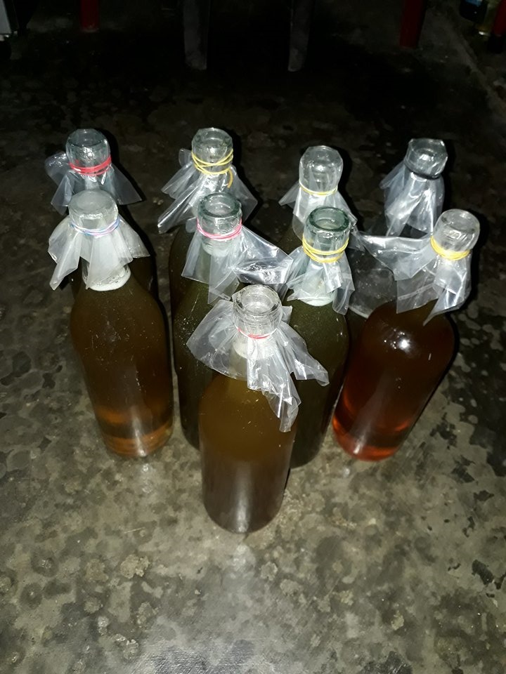 Mật ong rừng đã được đóng chai 7,0lit, mỗi chai như thế này bán tầm trên 200k và dưới 300k.