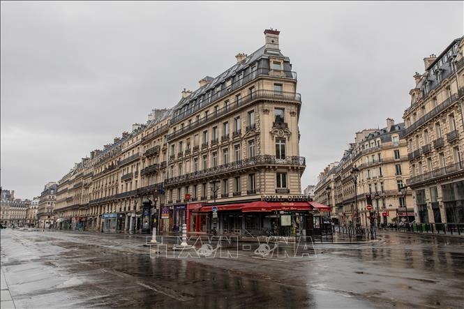 Cảnh vắng vẻ tại các tuyến phố ở Paris, Pháp ngày 6/4/2020 khi lệnh phong tỏa toàn quốc do dịch COVID-19 được ban bố. Ảnh: THX/TTXVN