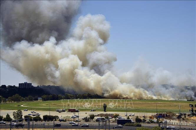Khói bốc lên từ đám cháy rừng ở Perth, Australia ngày 13/9/2019. Ảnh: AFP/TTXVN