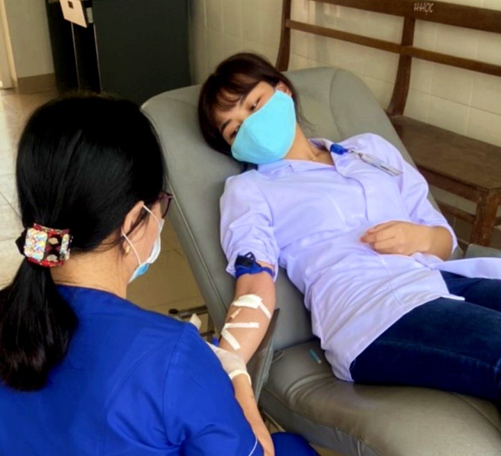 Cử nhân Nguyễn Hoàng Phương hiến tình nguyện hiến máu cứu người bệnh - Ảnh: BVĐK