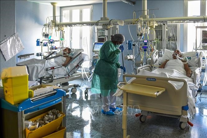 Nhân viên y tế điều trị cho bệnh nhân nhiễm COVID-19 tại bệnh viện ở Cremona, Italy ngày 22/4/2020. Ảnh: AFP/TTXVN