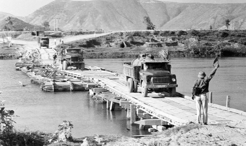 Xe qua cầu phao Lèn (Thanh Hóa) để chở hàng ra tiền tuyến. Từ năm 1965 đến 1972, đường Trường Sơn phát triển mạnh mẽ, tiến lên cơ giới hóa toàn tuyến vận tải quân sự. (Ảnh: TTXVN)