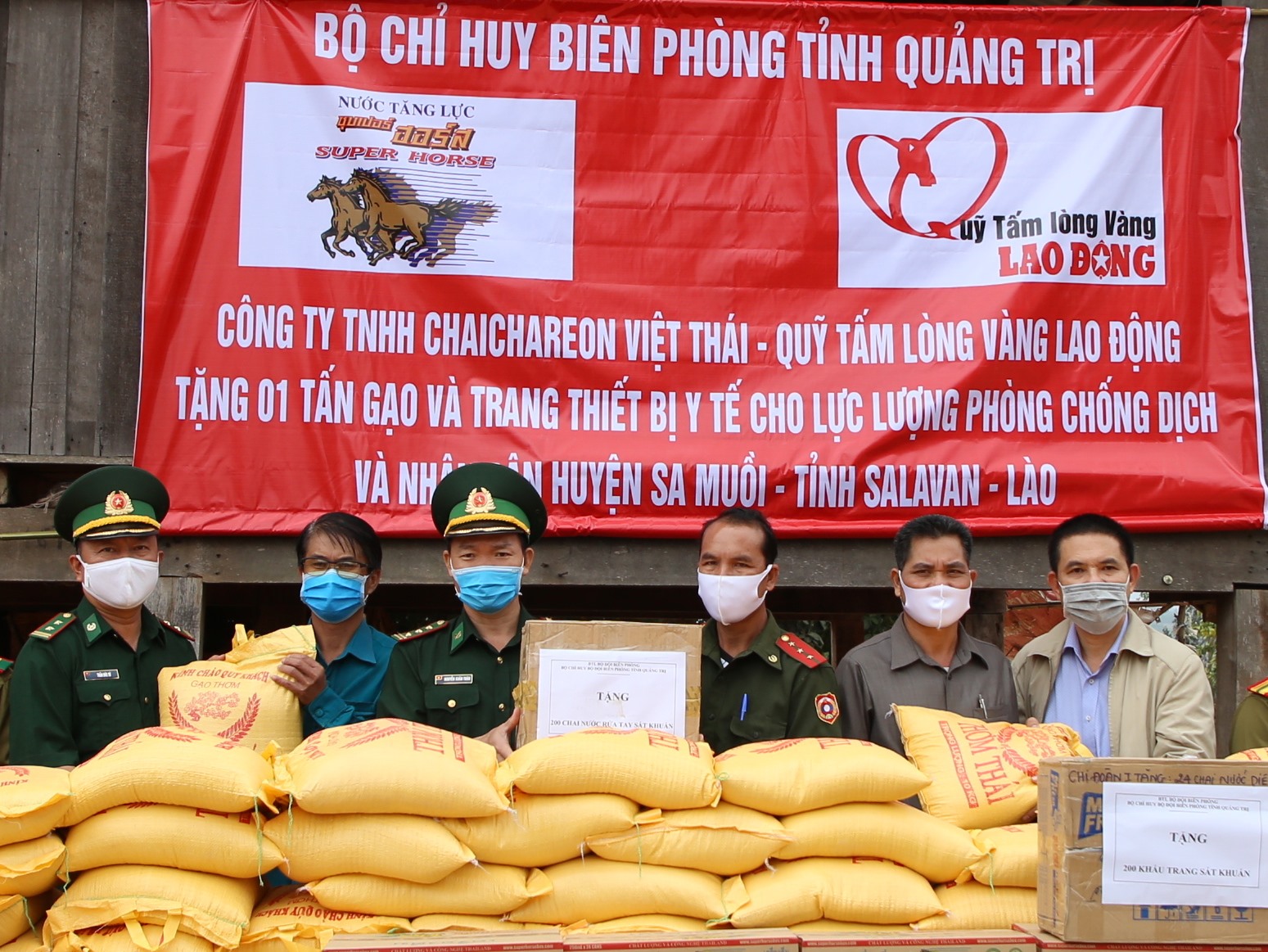 Biên phòng Quảng Trị và Quỹ Tấm lòng Vàng Lao Động hỗ trợ gạo, trang thiết bị y tế cho người dân, lực lượng bảo vệ biên giới nước Lào. Ảnh: Hưng Thơ.