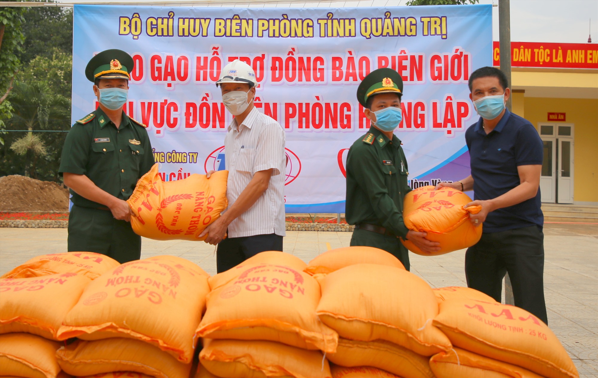 Quỹ Tấm lòng Vàng Lao Động và nhà tài trợ hỗ trợ gạo cho Biên phòng Quảng Trị. Ảnh: Hưng Thơ.