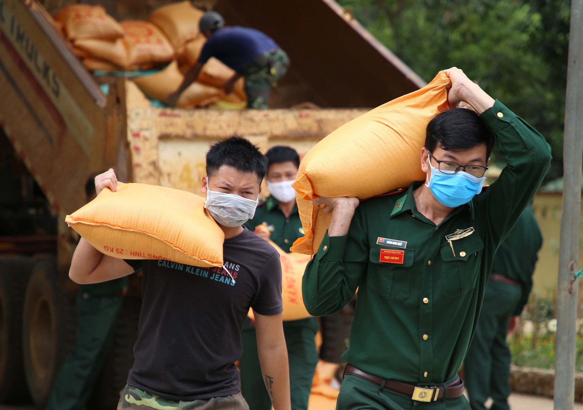 Biên phòng Quảng Trị tiếp nhận gạo của Quỹ Tấm lòng Vàng Lao Động để hỗ trợ cho người dân có hoàn cảnh khó khăn. Ảnh: Hưng Thơ.