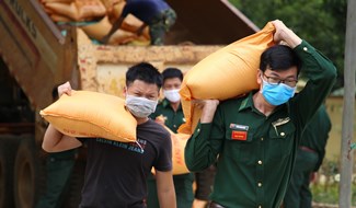Biên phòng Quảng Trị tiếp nhận gạo của Quỹ Tấm lòng Vàng Lao Động để hỗ trợ cho người dân có hoàn cảnh khó khăn. Ảnh: Hưng Thơ.