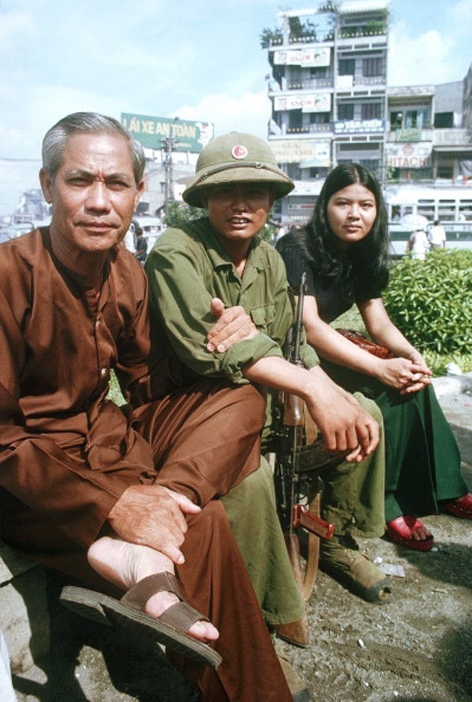 Bộ đội Giải phóng ngồi cùng người dân ở vòng xoay Ngã bảy Lý Thái Tổ.