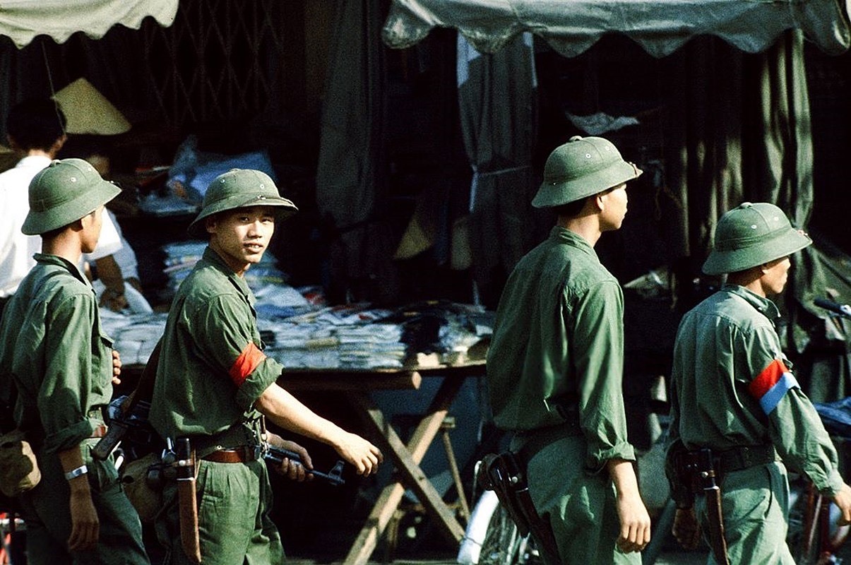 Các chiến sĩ Giải phóng đi tuần tra trên đường Lê Lợi.