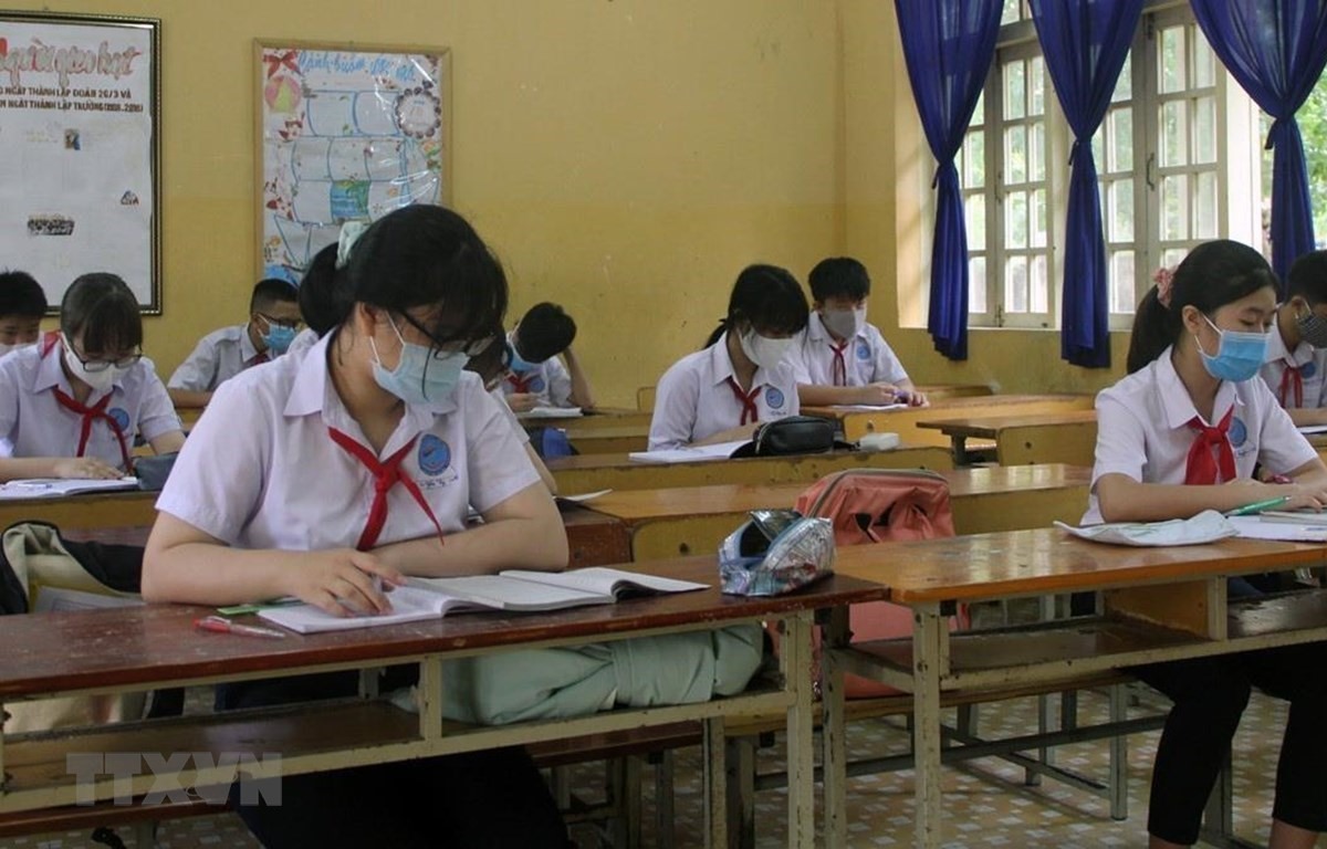 Học sinh trường trung học cơ sở Lương Thế Vinh (thành phố Tuy Hòa) được bố trí chỗ ngồi giãn cách. (Ảnh: Xuân Triệu/TTXVN)