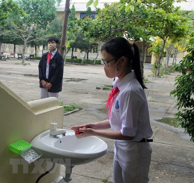 Học sinh trường trung học cơ sở Lương Thế Vinh (thành phố Tuy Hòa) rửa tay trước khi vào lớp. (Ảnh: Xuân Triệu/TTXVN)