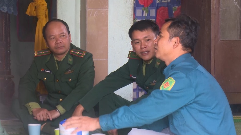 Thượng úy Nguyễn Thanh Sơn (ở giữa) đến thăm hỏi tình hình của người dân