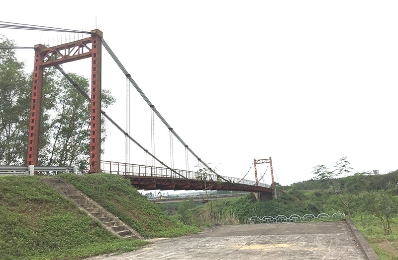 Cầu treo Bến Tắt trên đường Hồ Chí Minh lịch sử. Ảnh: Đ.T.T