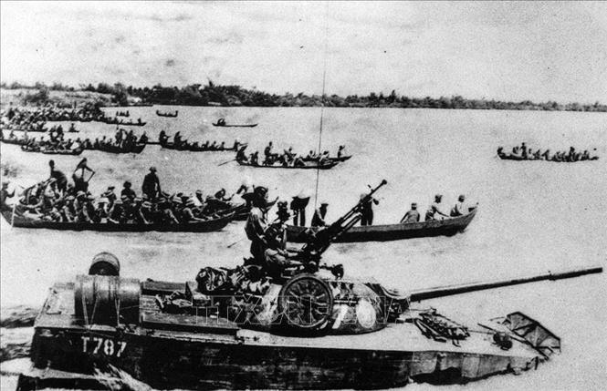Xe tăng và bộ binh Quân đoàn 2 vượt sông tiến về Sài Gòn. Ảnh: Tư liệu/TTXVN phát