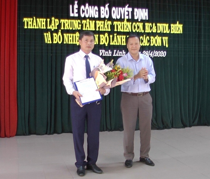 Trao quyết định bổ nhiệm chức danh Trưởng Phòng NN&PTNT huyện đối với ông Nguyễn Đình Lục.